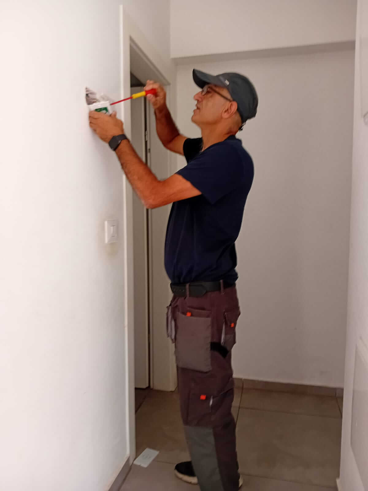 עבודת חיבור תלת פאזי - חשמלאי מוסמך